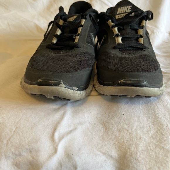 👟🌸GUC Nike Sneakers, black and white, size 10.5 - Picture 5 of 12